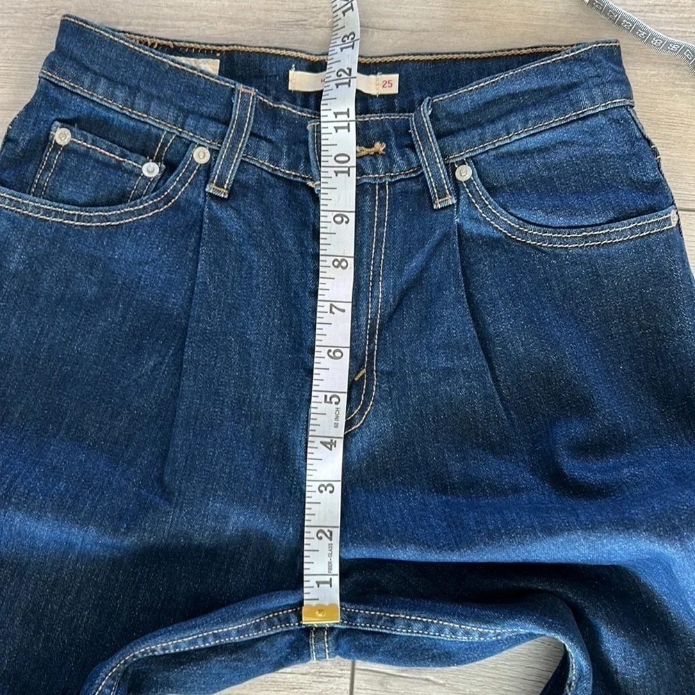 Levi’s premium Italian denim MOM jeans size 25